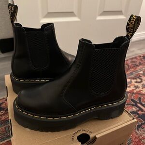 DR MARTENS 2976 SMOOTH LEATHER PLATFORM CHELSEA BOOTS LIKE NEW